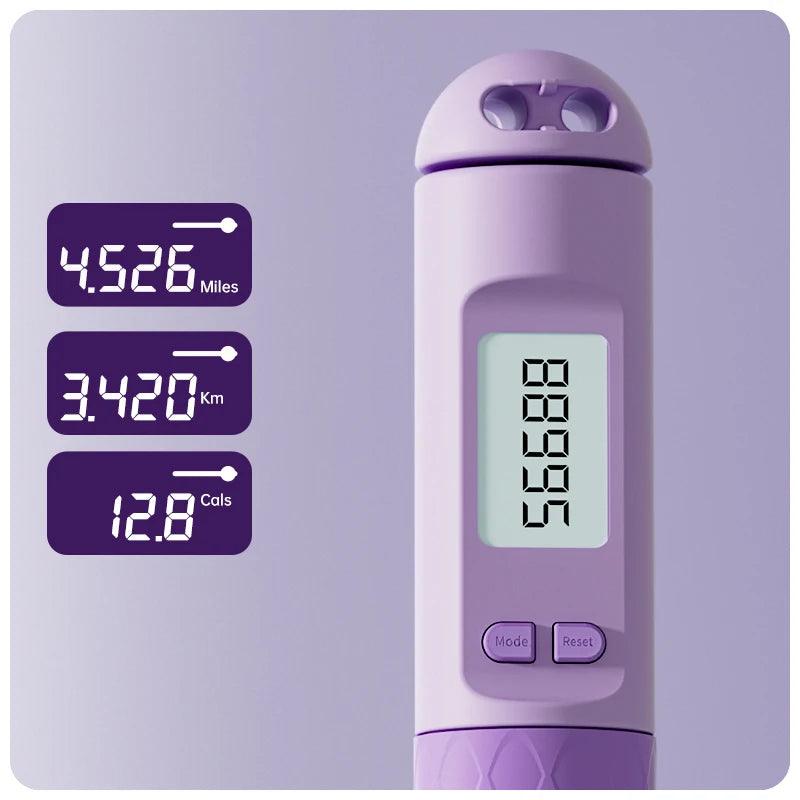 Présentation des différents modes d’affichage du compteur digital intégré à la corde à sauter sans fil, permettant le suivi des sauts, des calories brûlées, du temps d'entraînement et de la distance estimée.